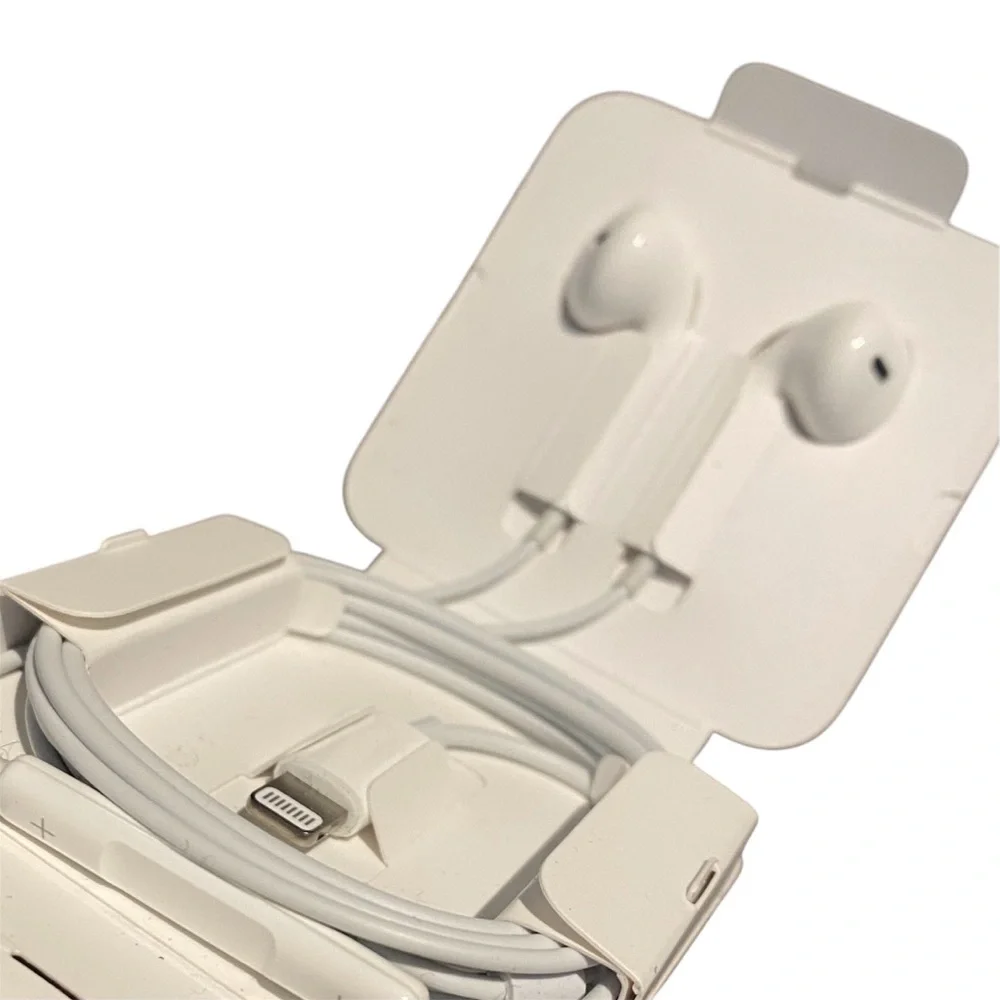 NEW Apple Wired EarPods with Lightning Connector